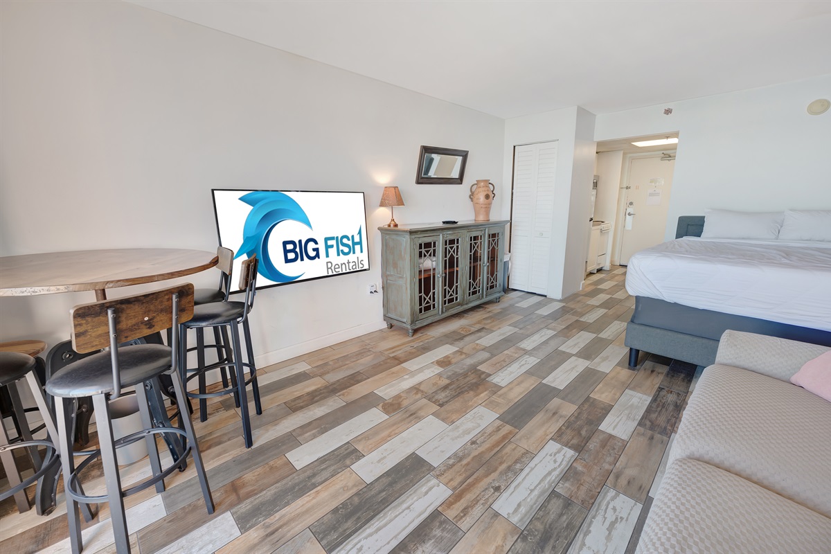 Living Room with Stunning Views🌊☀️