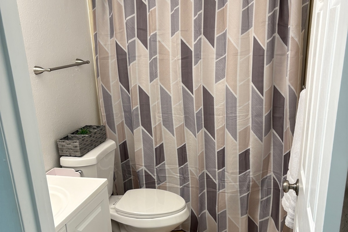 Spacious full size bathroom 