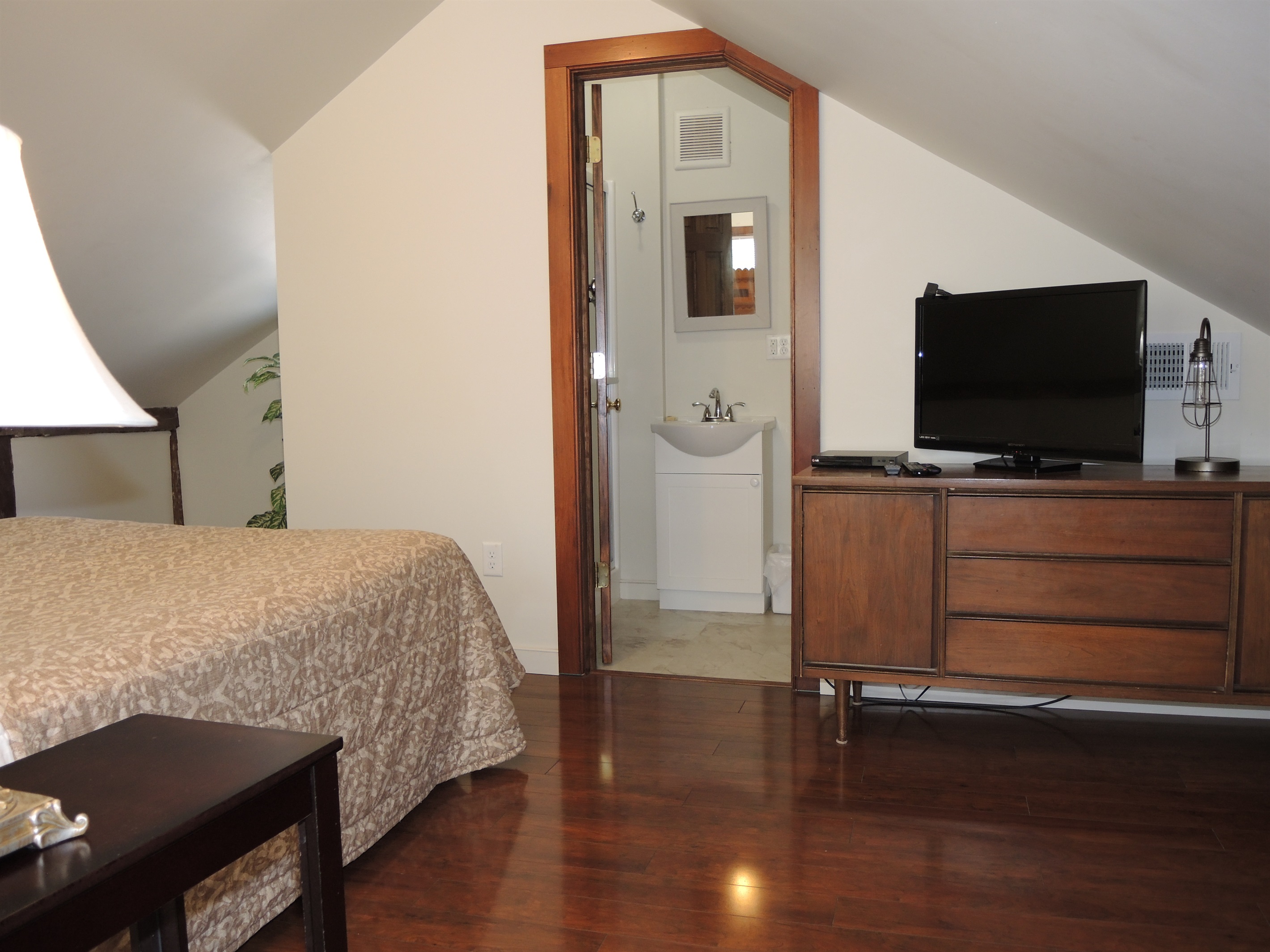 Queen Bedroom w/ ensuite bathroom