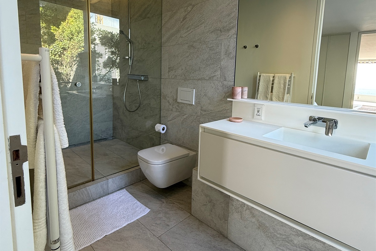 Sleek and light bathroom