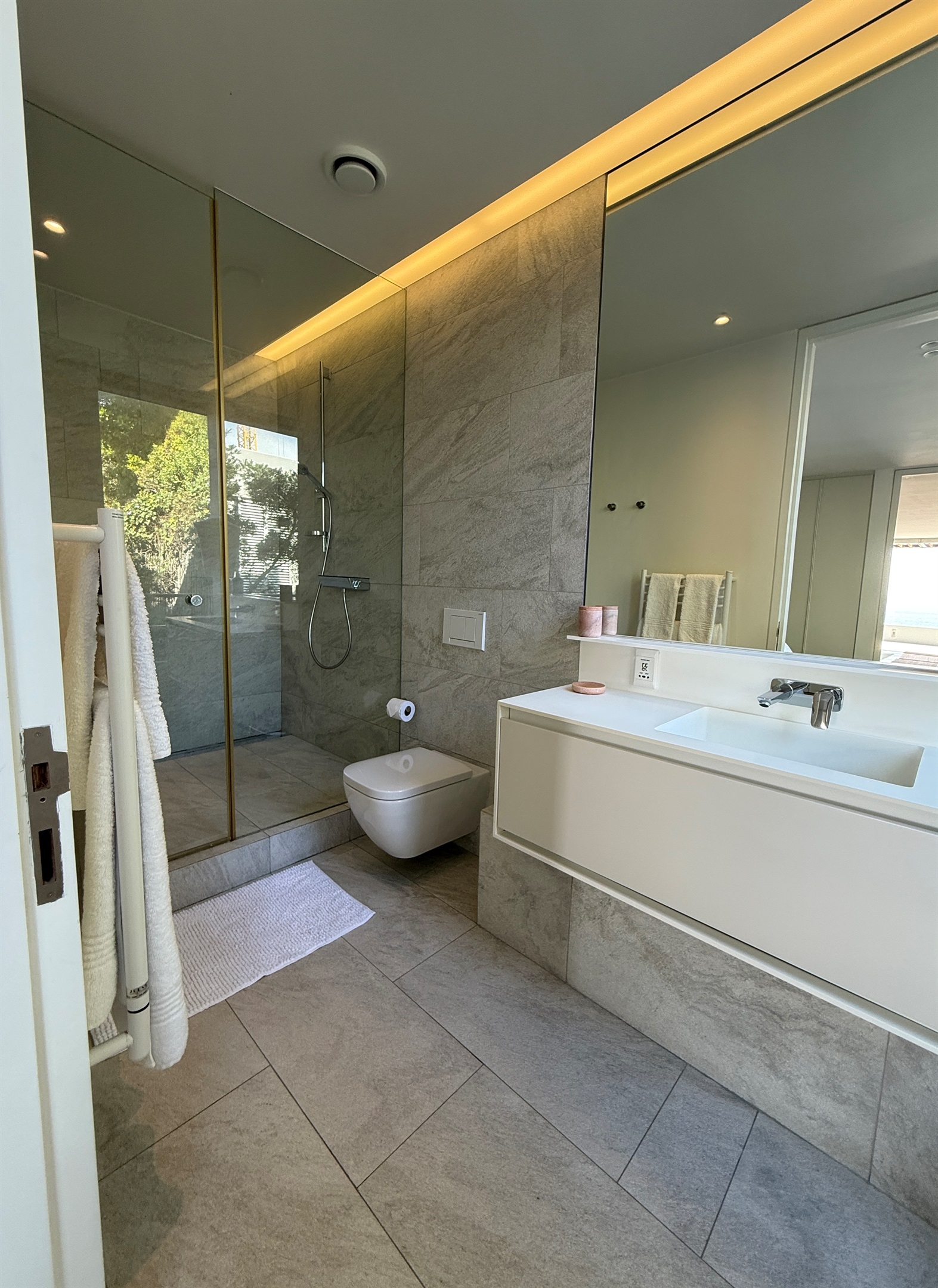 Sleek and light bathroom