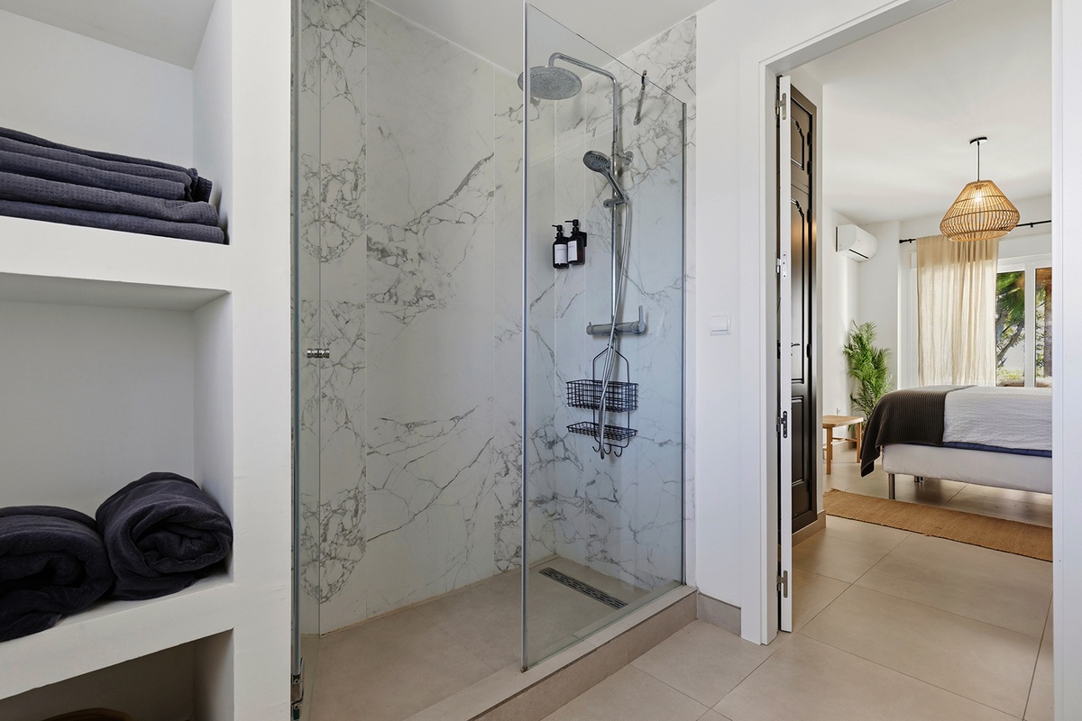 Master bedroom - ensuite