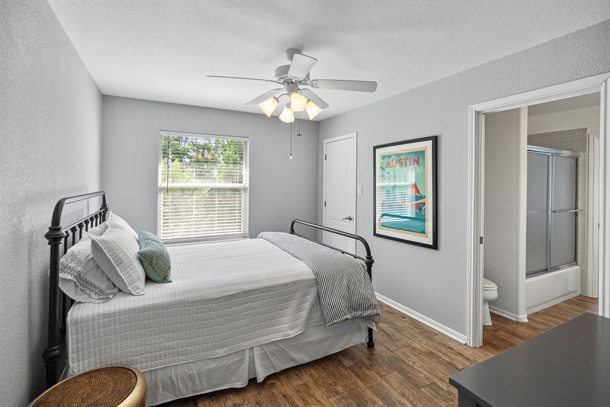 Queen bed with shared access to the Jack and Jill bathroom.