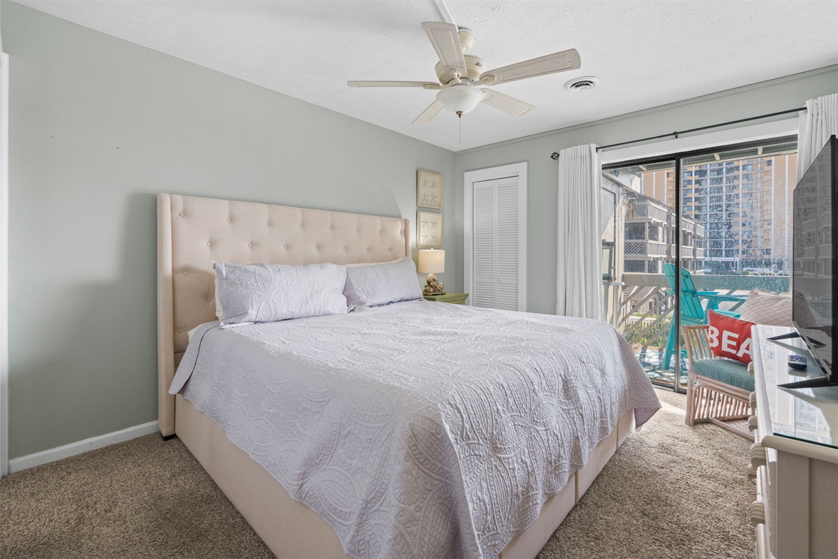 Master Bedroom with King bed, ensuite bathroom and oceanview balcony overlooking pools and ocean