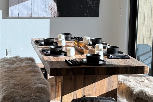 Sit 6 people comfortably at the farmhouse dining table