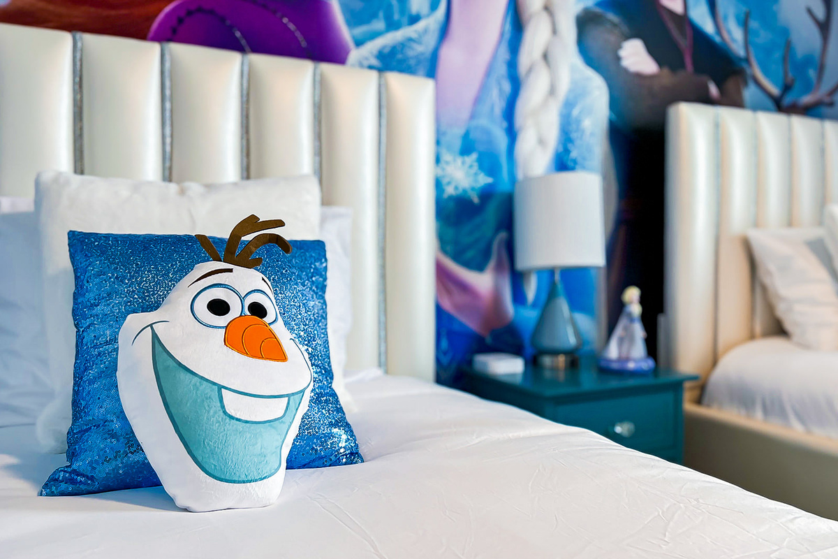 Olaf will immediately put a smile on your children's faces.