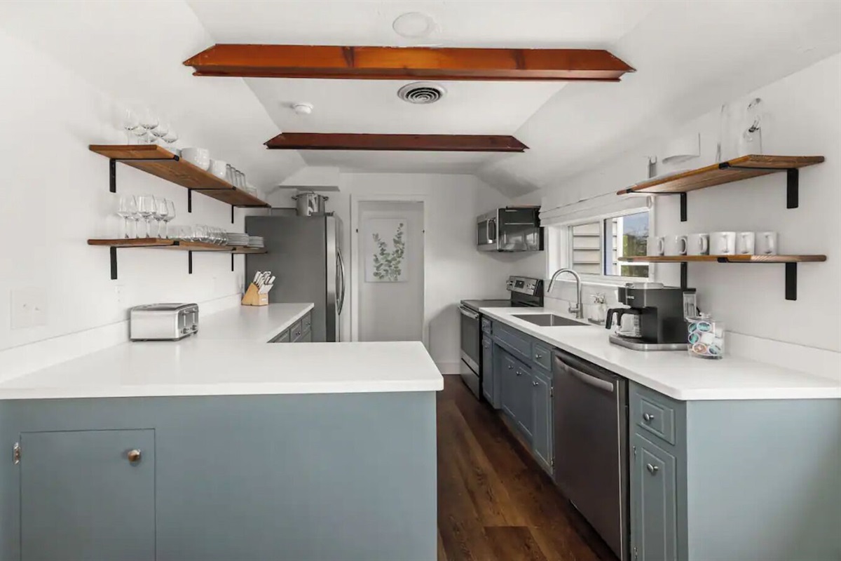 Fully-stocked kitchen (w/ dish service up to 24!) includes stainless appliances.