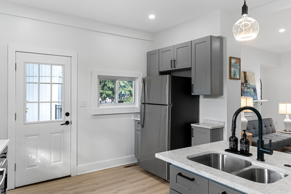 Equipped kitchen with dishwasher, washer, dryer, refrigerator, microwave, drip coffee machine, utensils