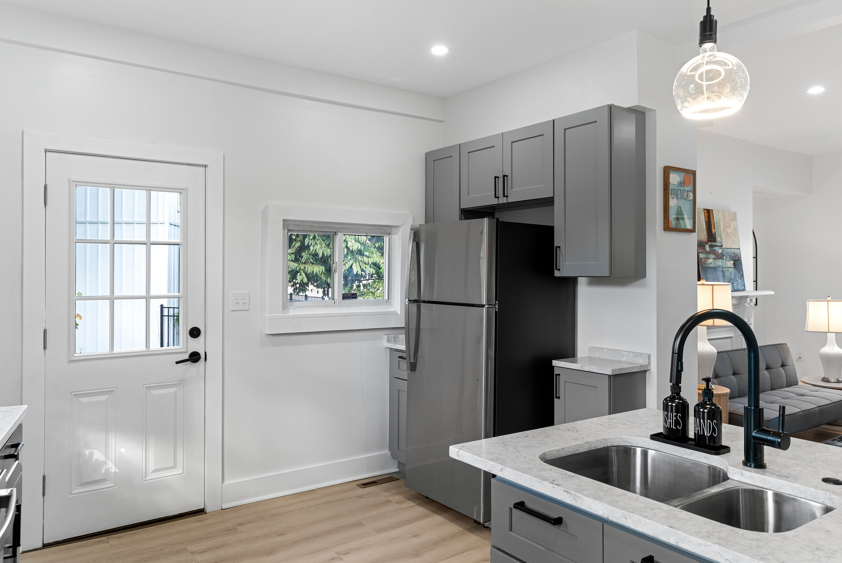 Equipped kitchen with dishwasher, washer, dryer, refrigerator, microwave, drip coffee machine, utensils