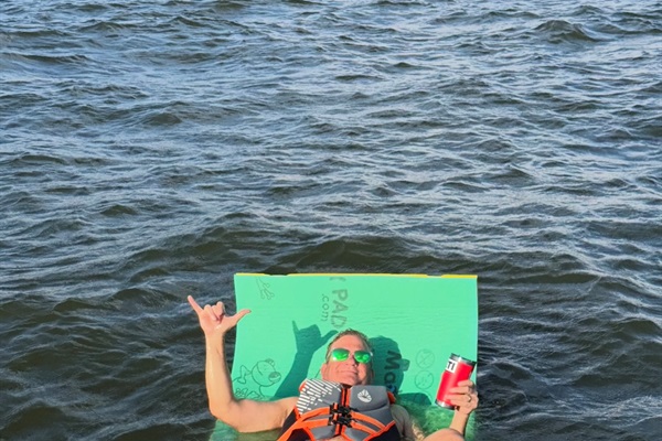 🌅 And this is how every lake day should end…  Floating, relaxing, soaking up the sunshine, and making memories you’ll talk about long after your stay.  Book your getaway with us and come experience lake life at its best. 💛🌊✨