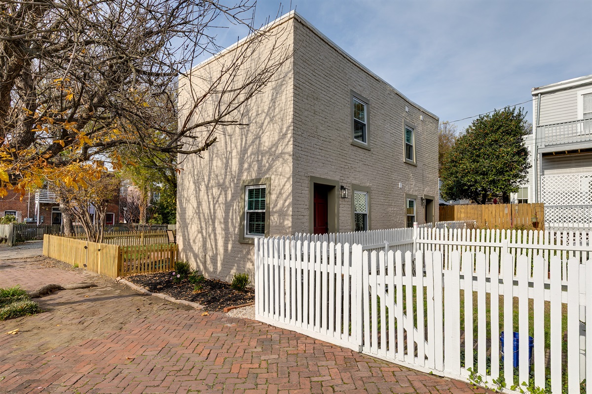 Charming Exterior: Discover delightful charm in this picket-fenced haven! Perfect for relaxation.
