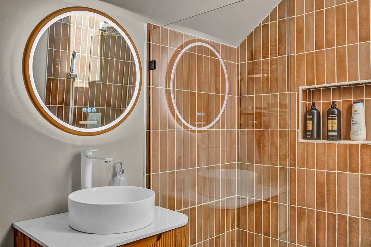 Rainfall shower, ceiling skylight and provided shampoo/conditioner/body wash