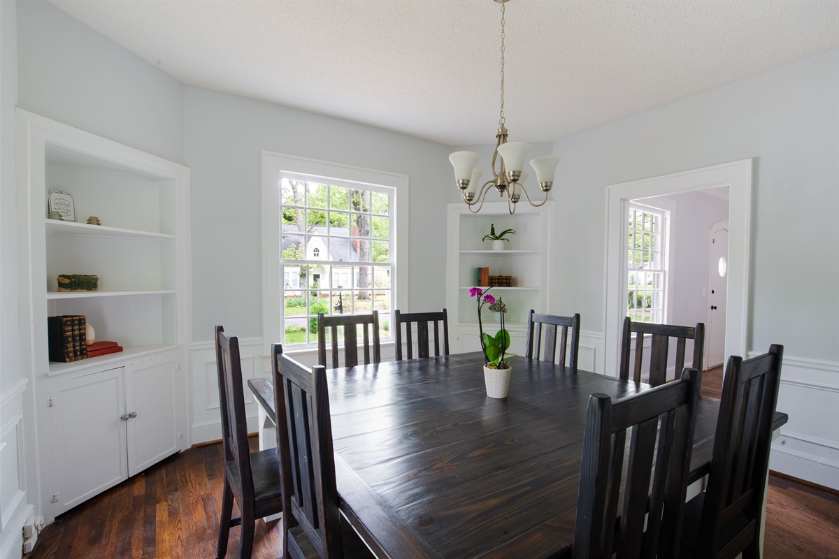 Enjoy family meals together around the dining room table: Seating for 8, plus 2 booster seats.