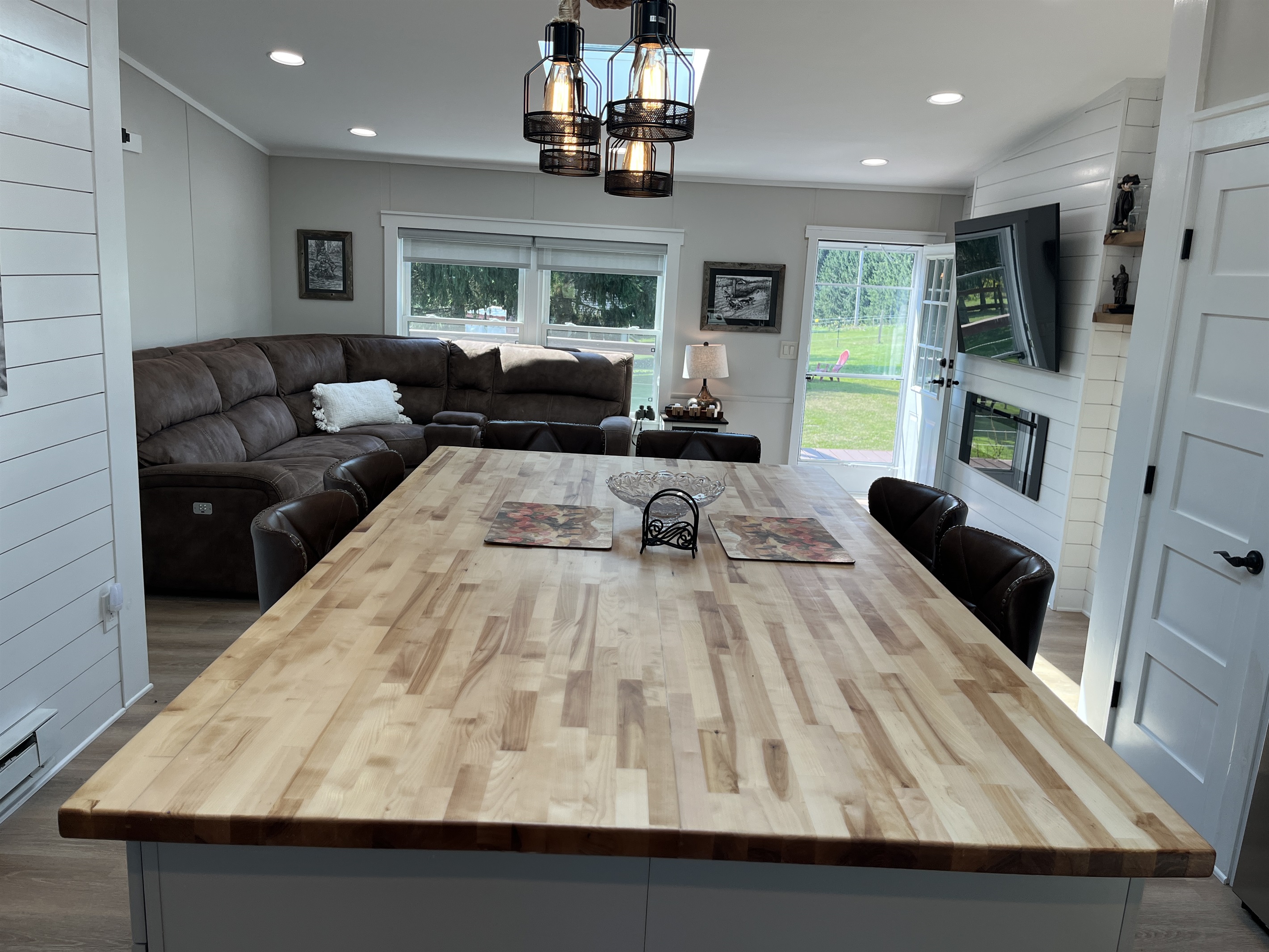 Large island in Eat-in kitchen