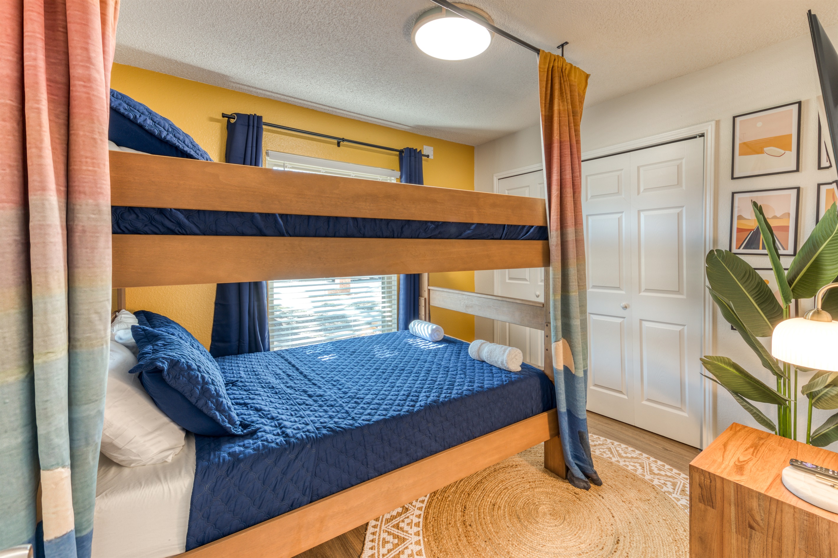 Queen bunk bed room