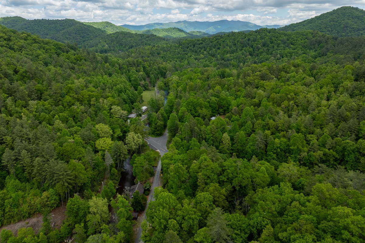 Surrounded by the beauty of the mountains, Bear’s Den offers a peaceful and secluded retreat tucked away in nature.