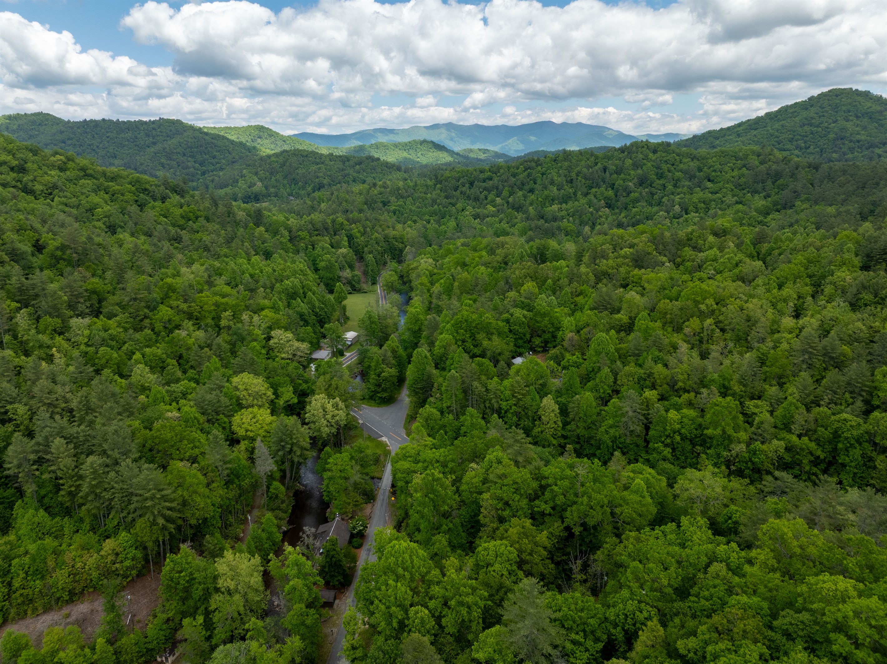 Surrounded by the beauty of the mountains, Bear’s Den offers a peaceful and secluded retreat tucked away in nature.