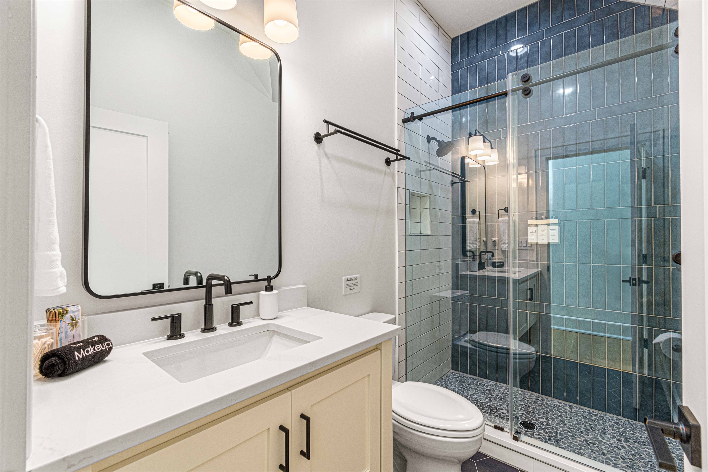 Full bathroom shared between the previous king bedroom and the upstairs bunk room.