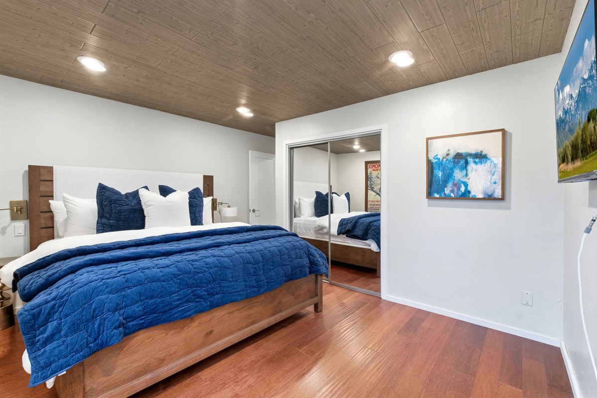 A second true king bedroom means no one takes the “short straw.” Two couples, or parents and grandparents, all sleep in real comfort.