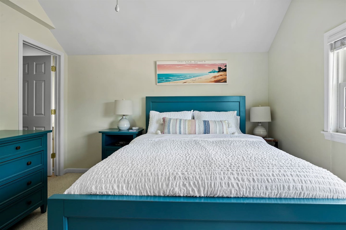 Primary bedroom with queen helix hybrid mattress, and 400 count 100% cotton sheets. Large walk-in closet, and full en suite bathroom.