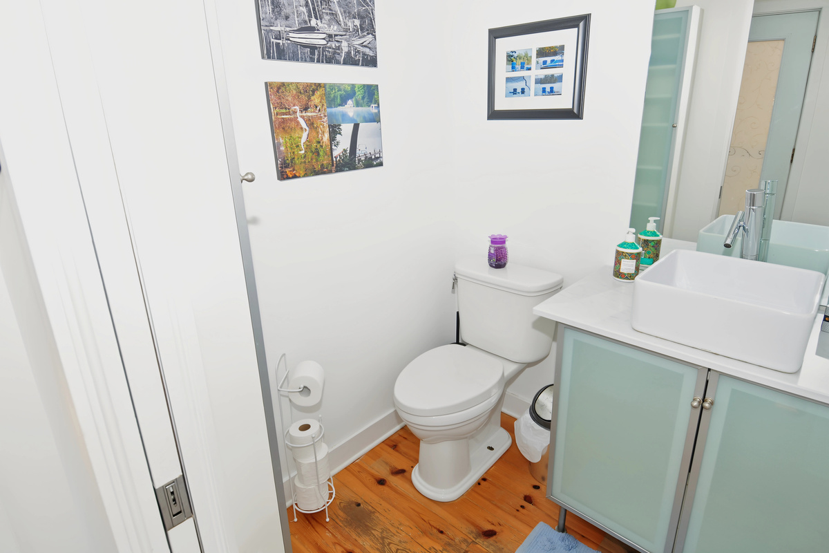 Main cottage upstairs bathroom