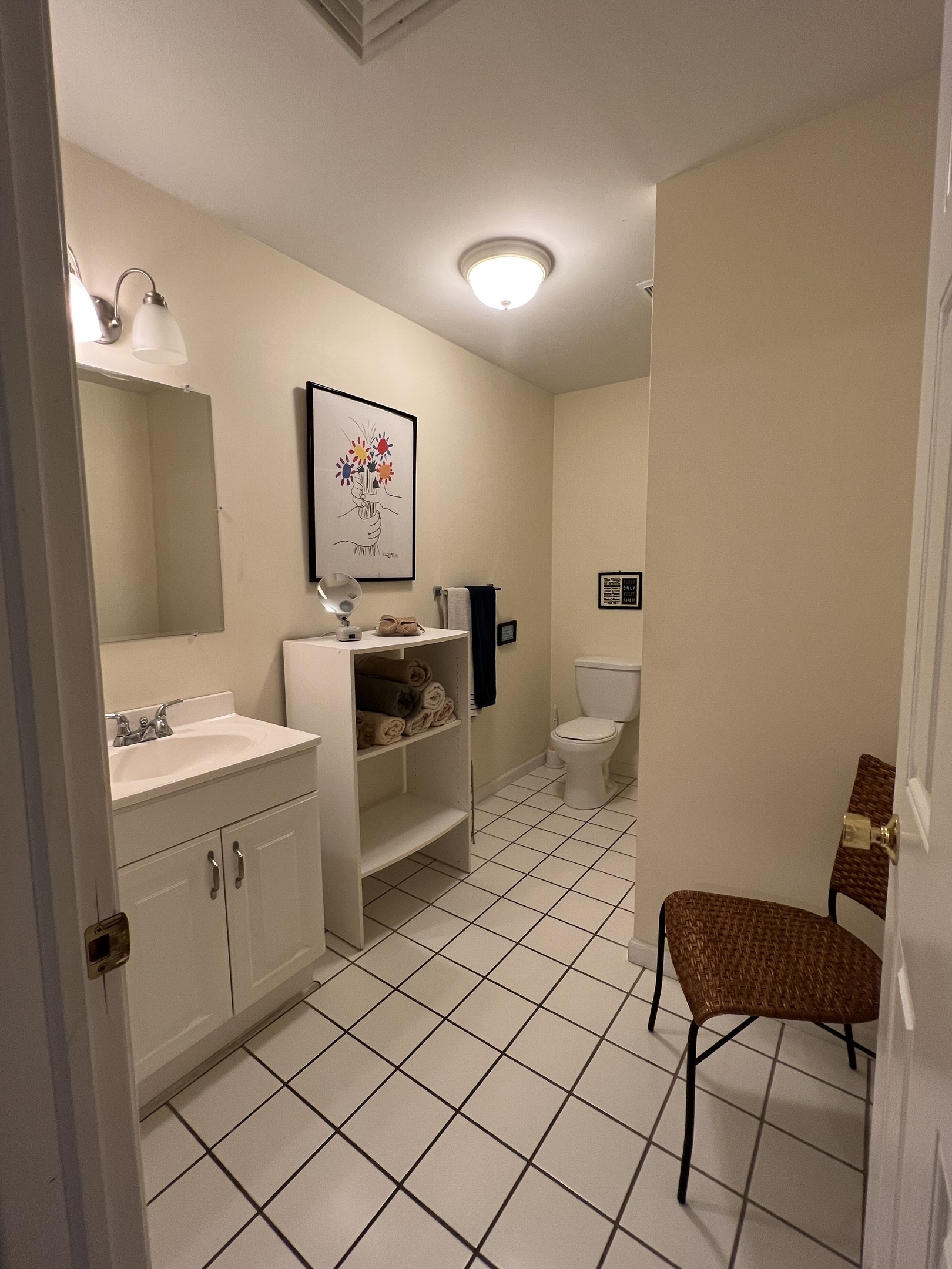 The Federal House Apartment 1, 2nd floor hallway bathroom.