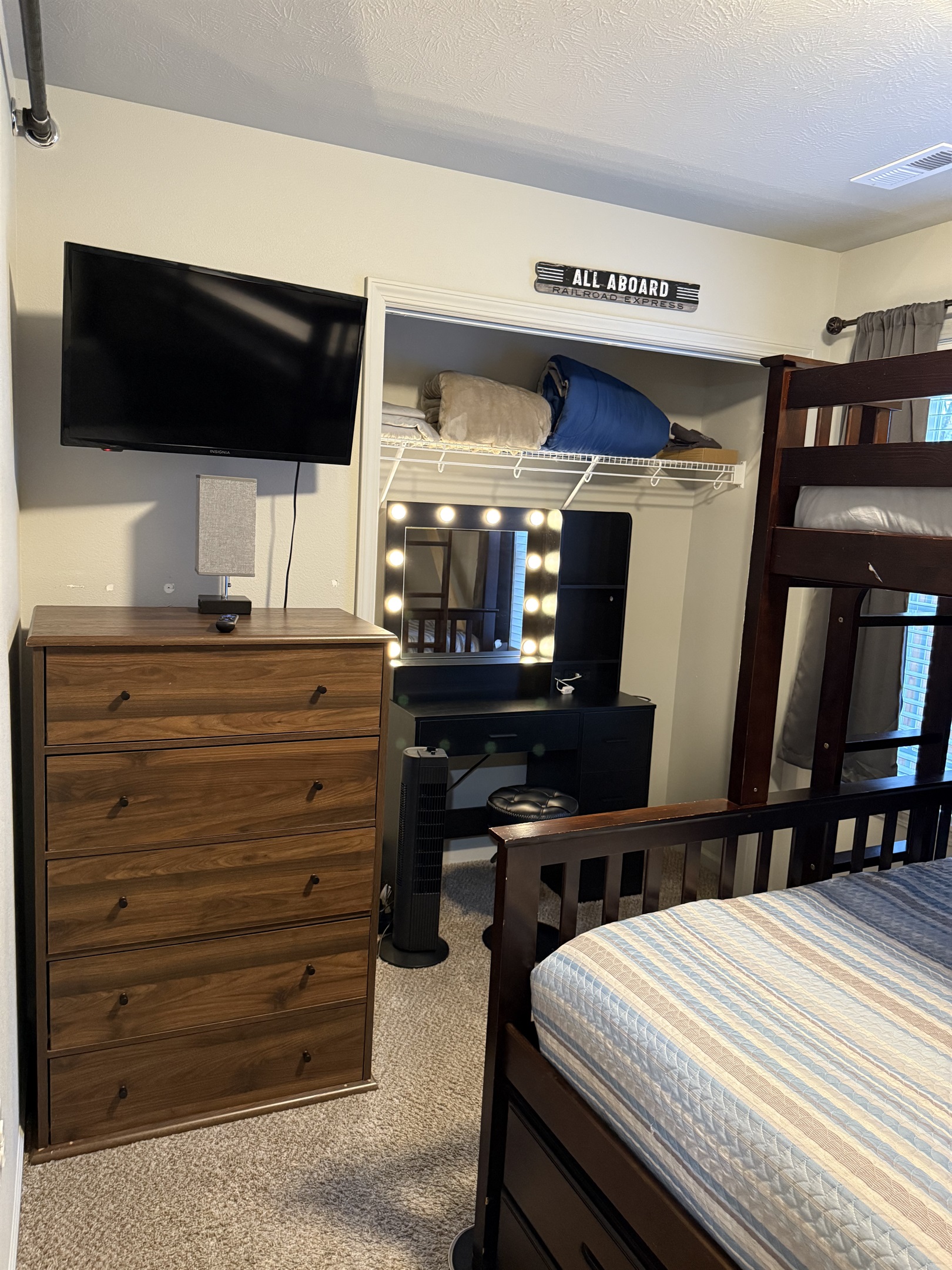 Bedroom 3 queen/twin xl bunk. Make up area.