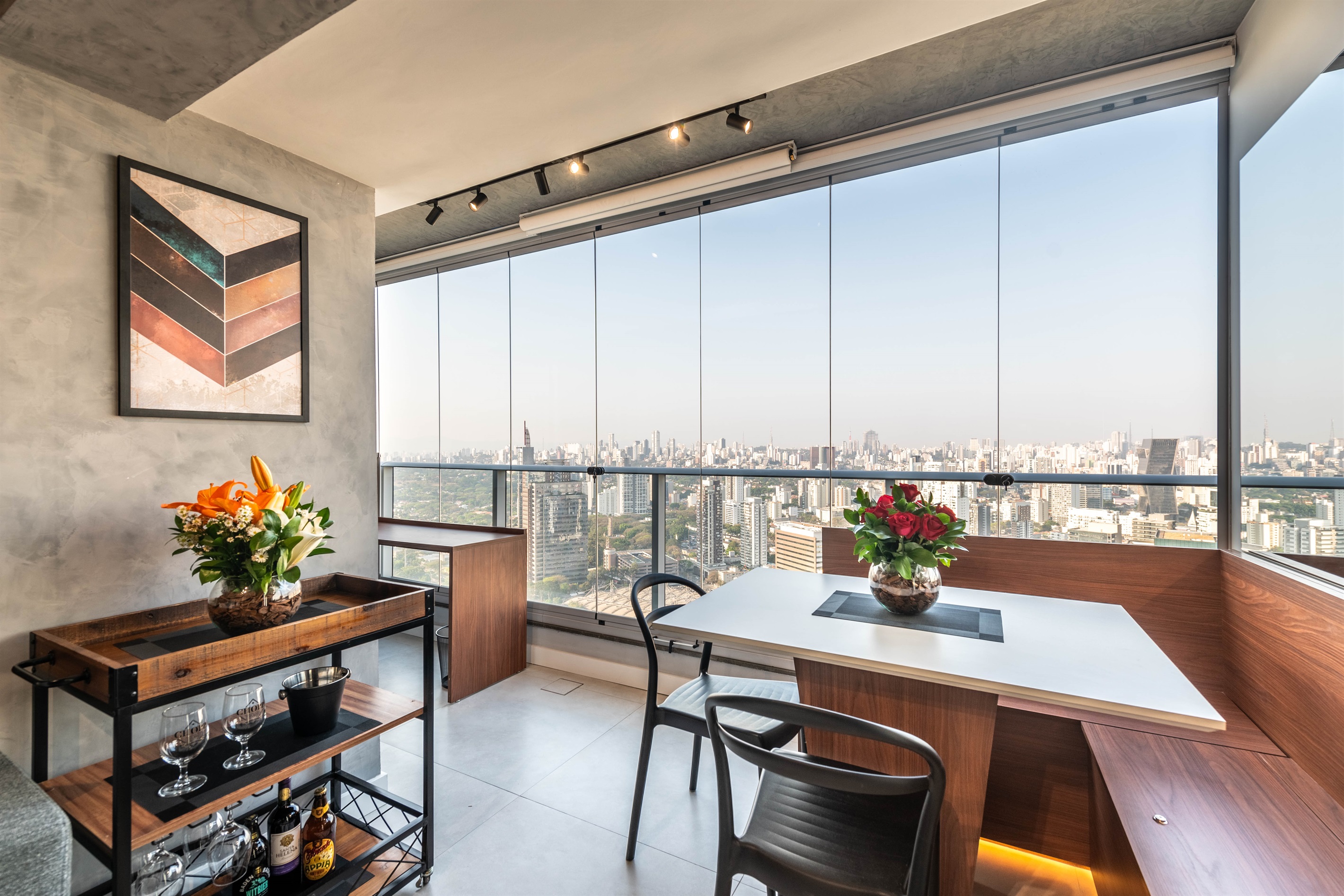 Área de jantar completa 🍽️ Área de jantar integrada à varanda, com mesa para até 4 pessoas e vista panorâmica de São Paulo. Ambiente moderno e acolhedor no River One.