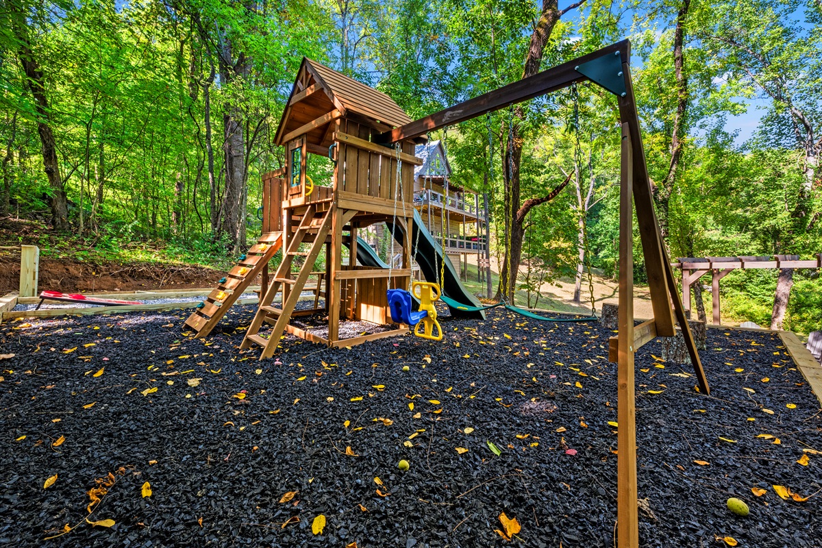 🏕 Cabin in the front, jungle gym in the back. The perfect combo for families looking to unplug without sacrificing fun.