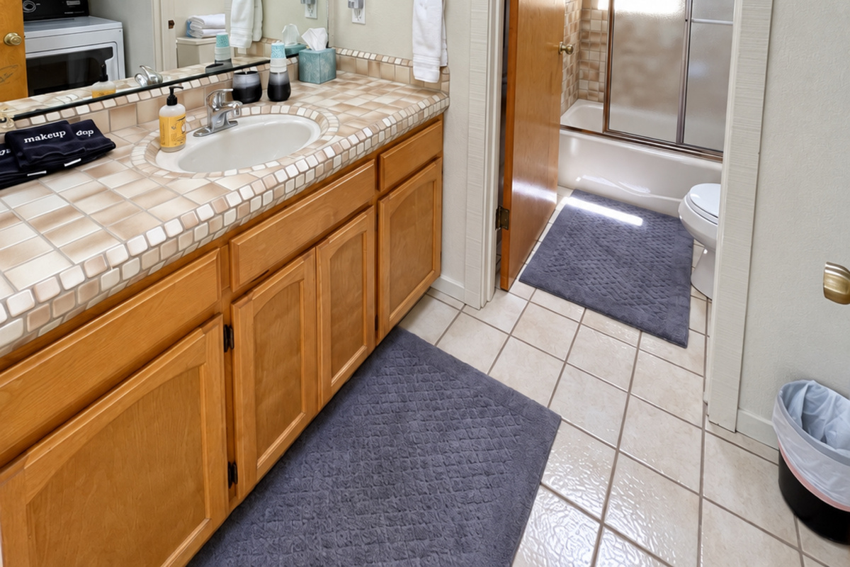 Full Guest Bathroom with shower/tub and washer/dryer.