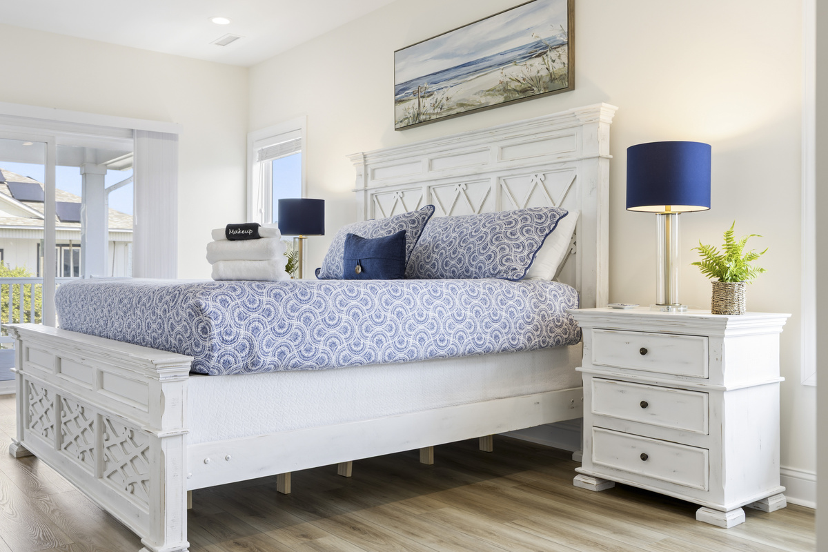 Bright & beautiful with bed & bath linens provided