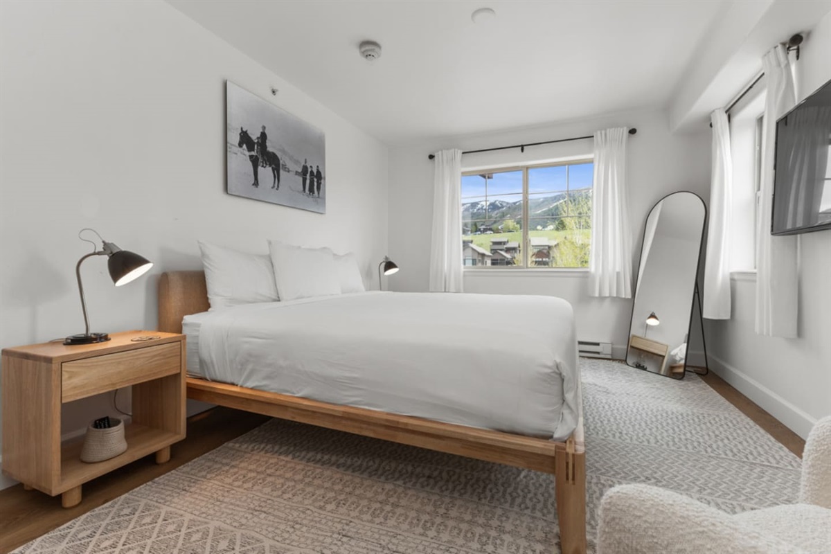 Ensuite Bedroom #1 – King Bed | HDTV  
