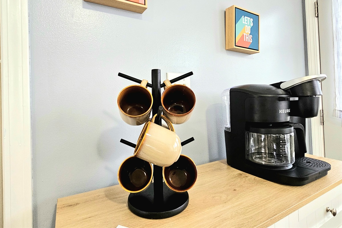 Cozy 3 bedroom 2 bath home offers plenty of room to sleep up to 7. High speed internet, washer and dryer, linens, and all kitchen amenities included. Located just across from Ft. Campbell Army Base.