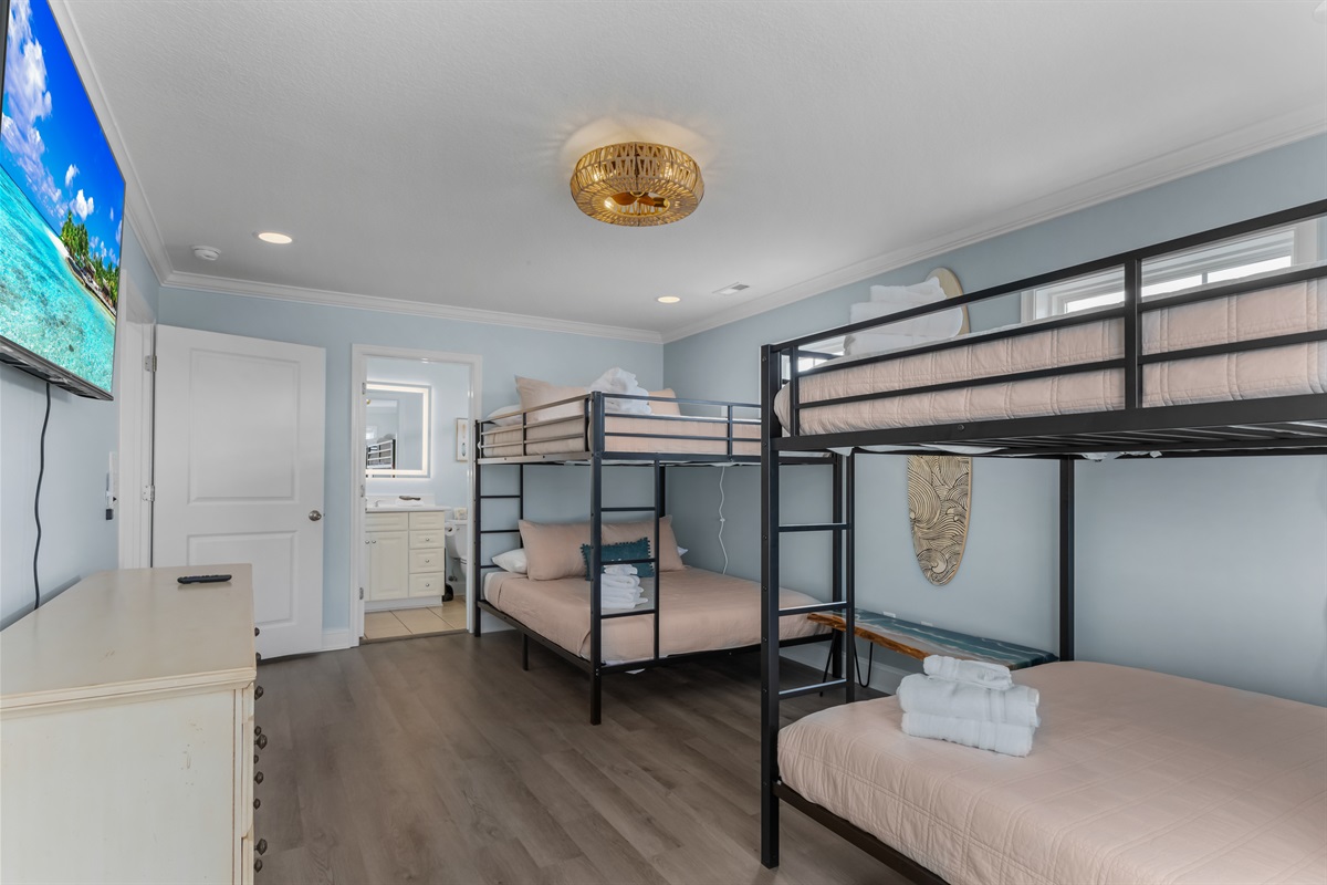 Fun bunk room Upstairs. 58" TV. Private bathroom