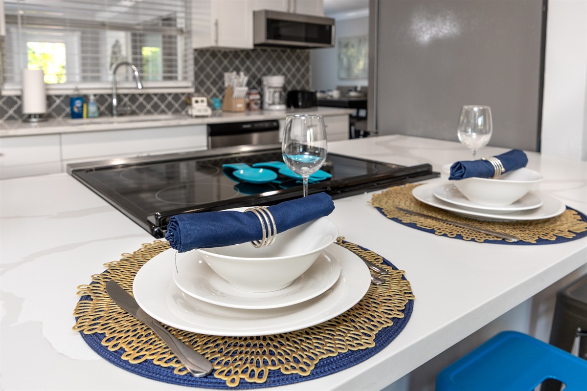 Kitchen Island Including Seating & Cooktop