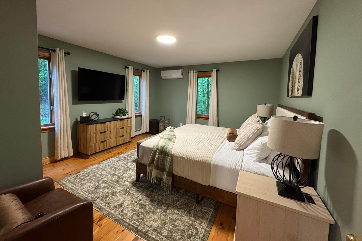 Main House: Main Floor Bedroom