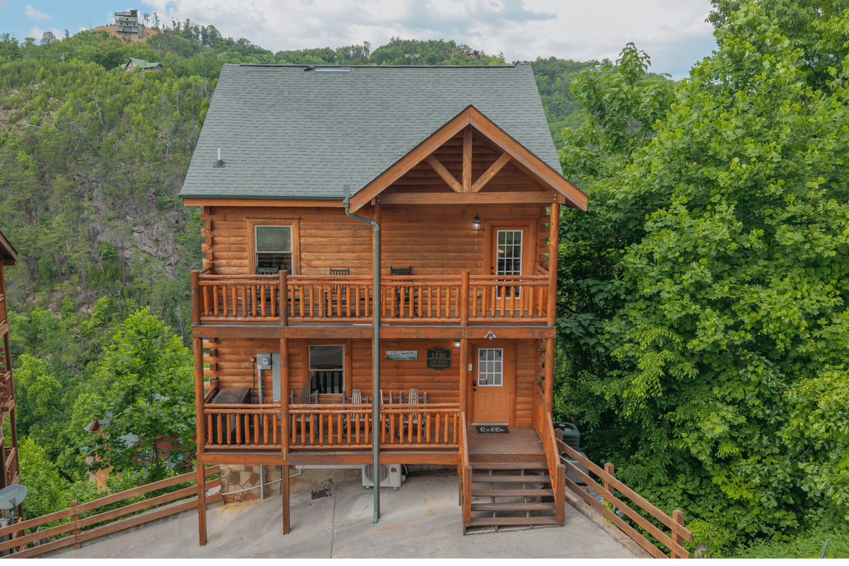 Welcome home to The Only TennISee Mountain Retreat. Your perfect Smoky Mountain escape.