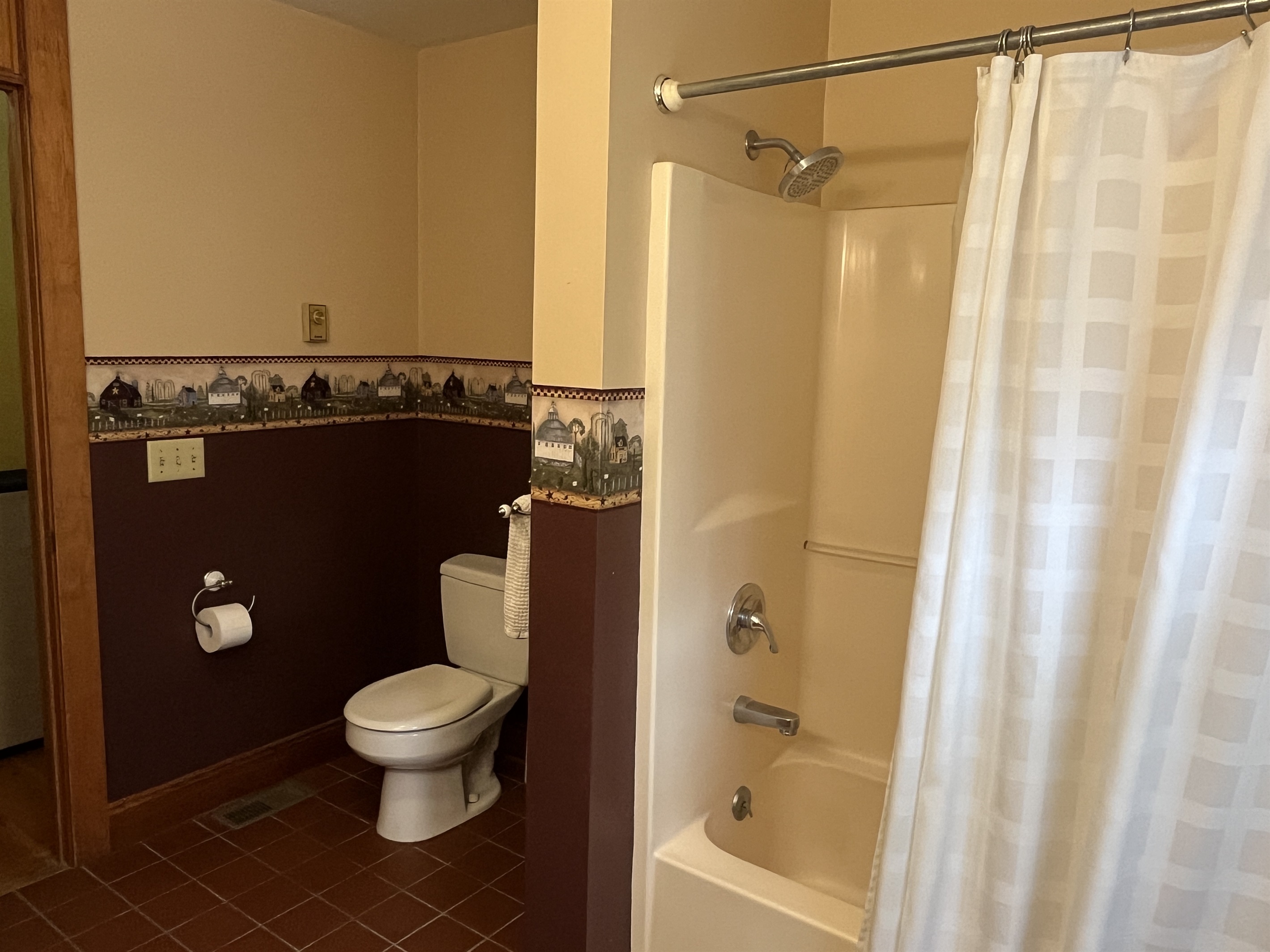 Bath with tub/shower off hallway
