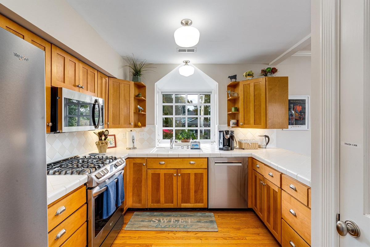 Full stainless kitchen, new knives, silverware, and more