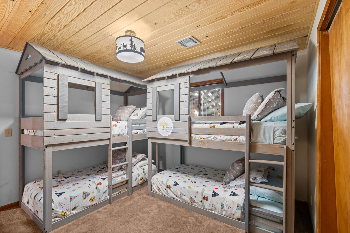 Fun Cabin Themed Bunk Room
