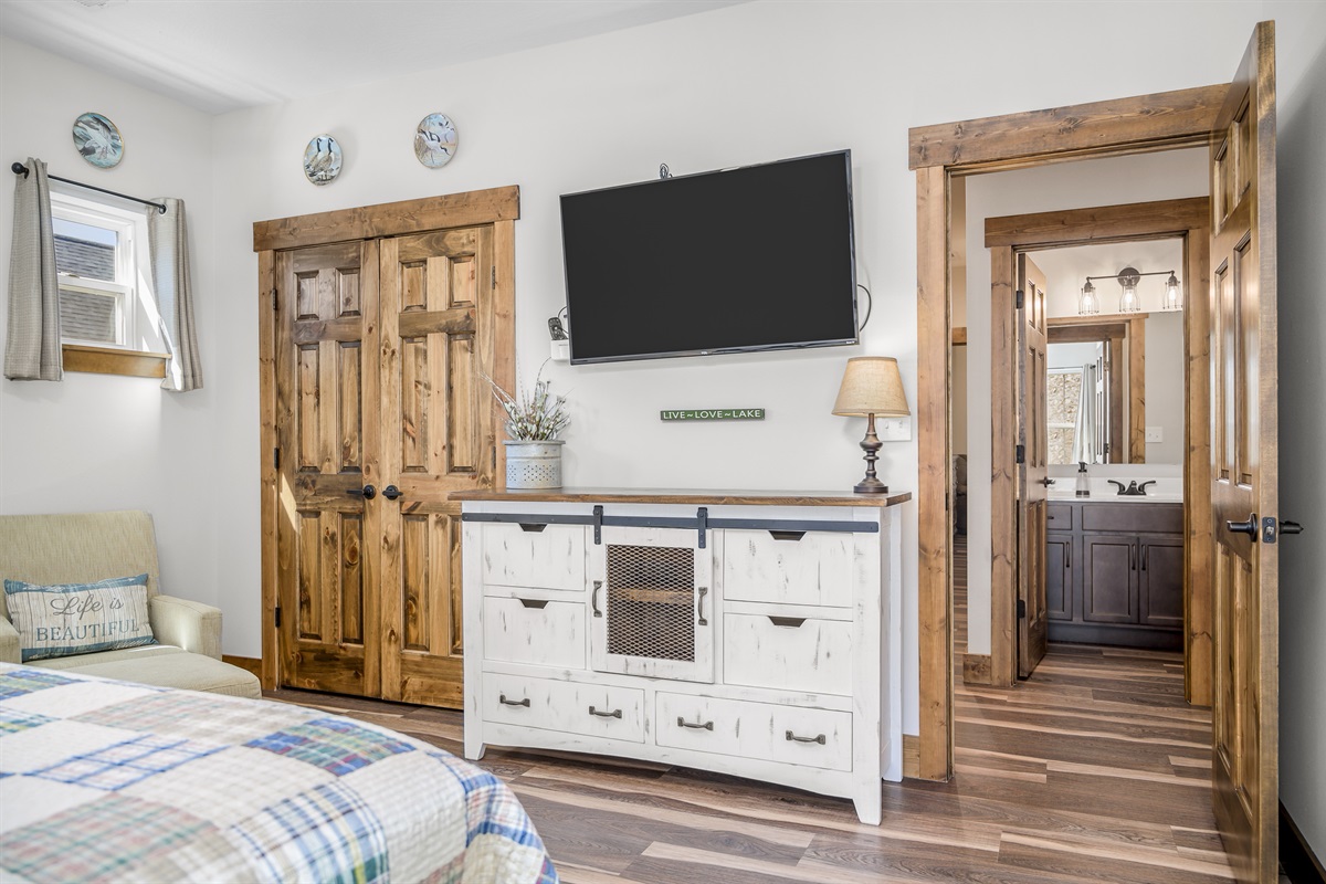 Matthew Cuthbert room with view into hall bathroom
