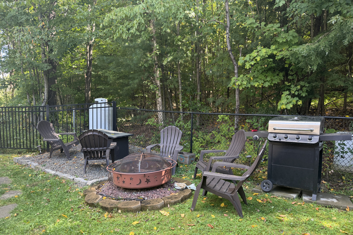 Two options, traditional fire pit and gas fire table!