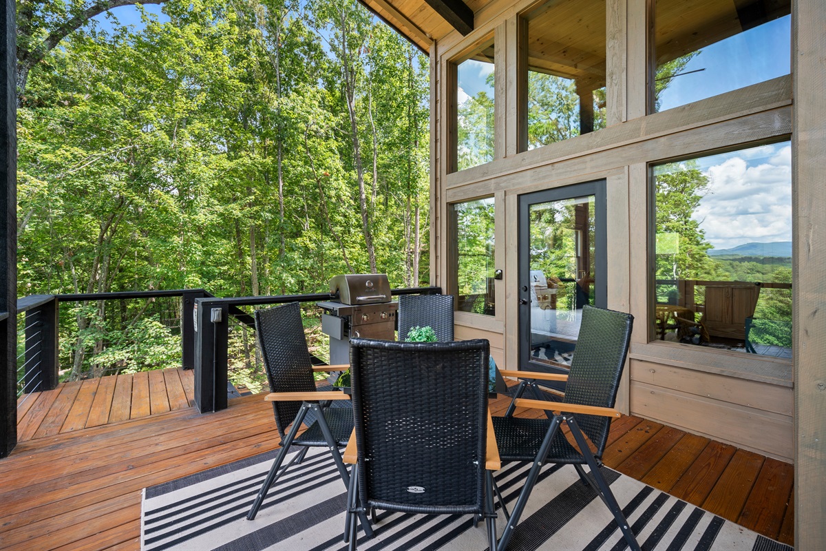 Sit back, relax and take it all in on the top deck with a gas grill to cook up your favorite feast in the beautiful surroundings.