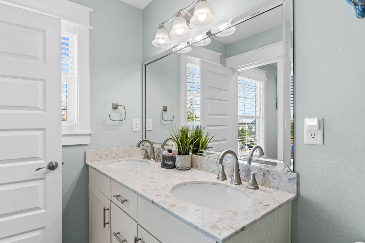 3rd floor bath for queen room