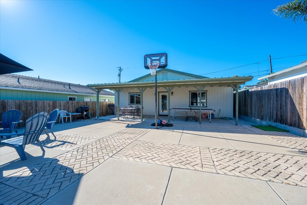 Backyard basketball hoop