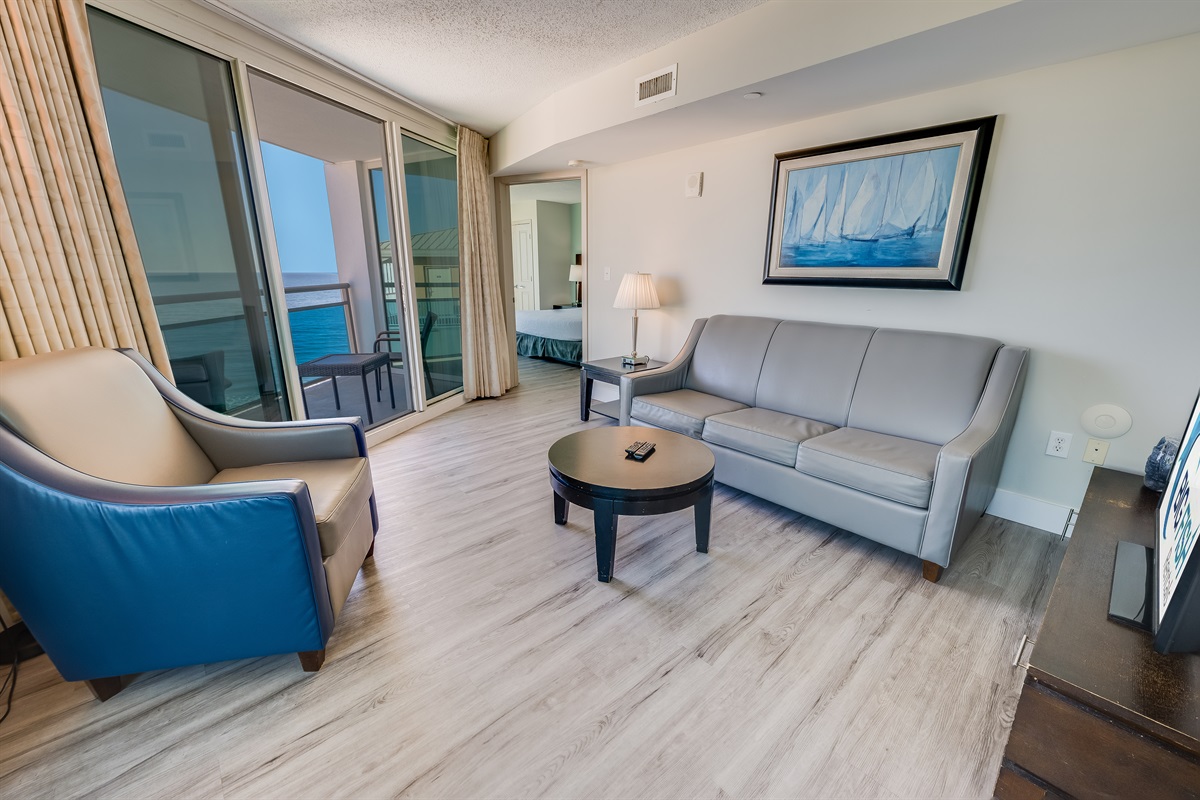 Living Room with Stunning Views🌊☀️