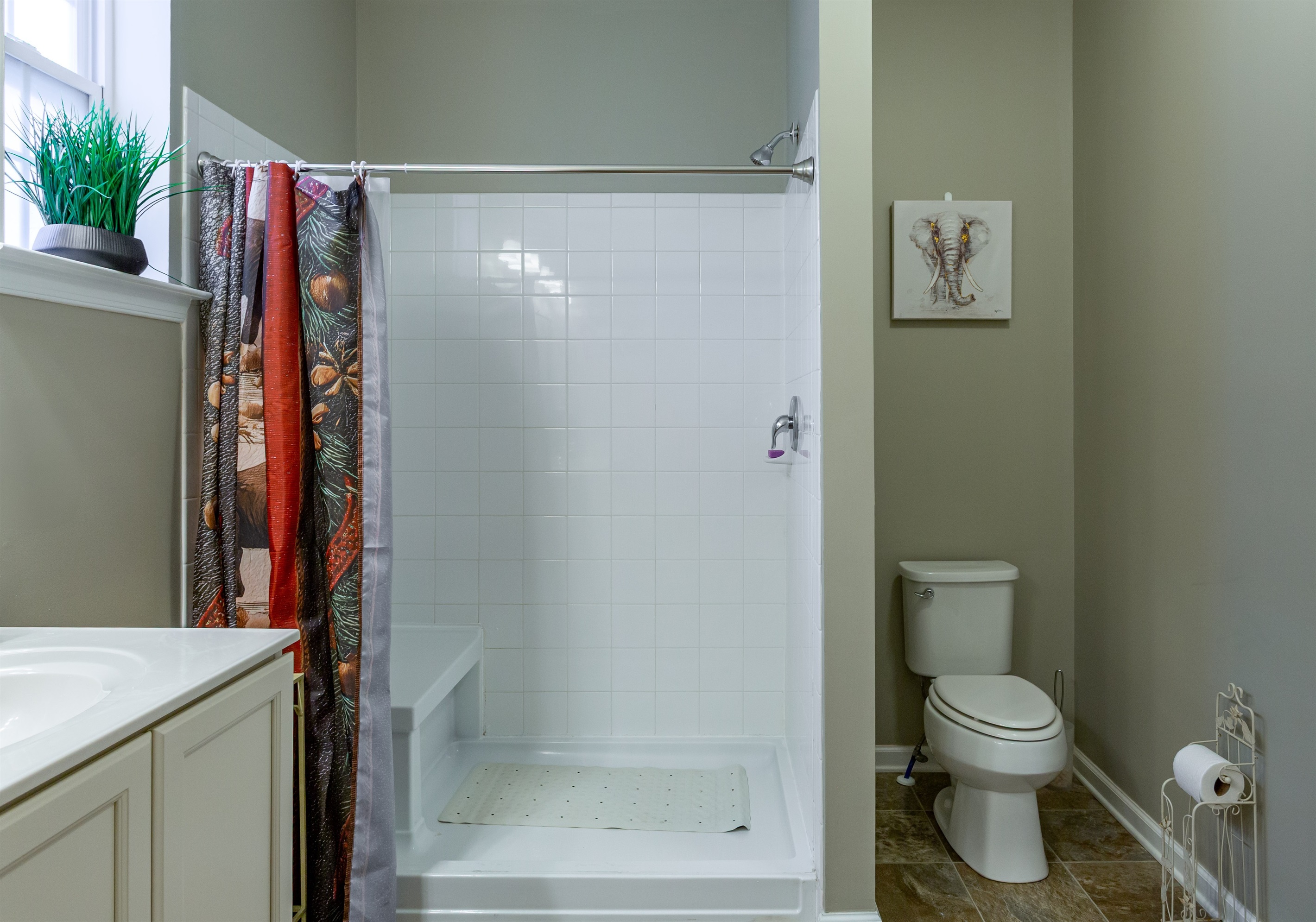 Full shower with bench to unwind