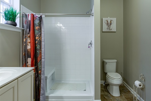 Full shower with bench to unwind