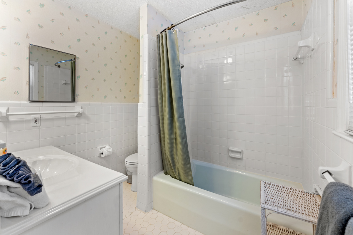 Main Bathroom with tub/shower combo