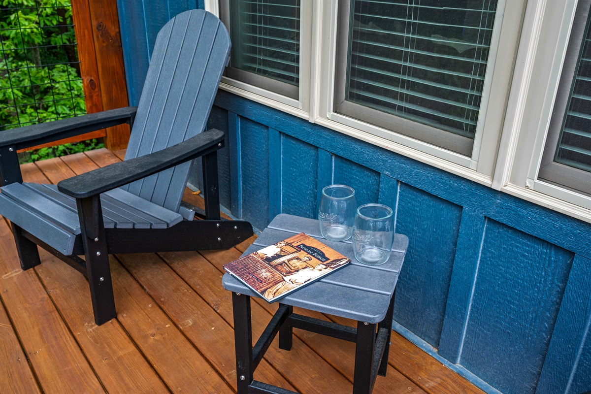 Escape to the balcony! You'll love sit out back and enjoy the sound of the birds. Enjoy the whistle of the Dolly train and the coasters. Or maybe you'll enjoy catching glimpses of the fireworks from Dollywood? Yup, you're that close!